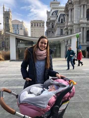 Karolína Gudasová s dcerkou na procházce po Philadelphii