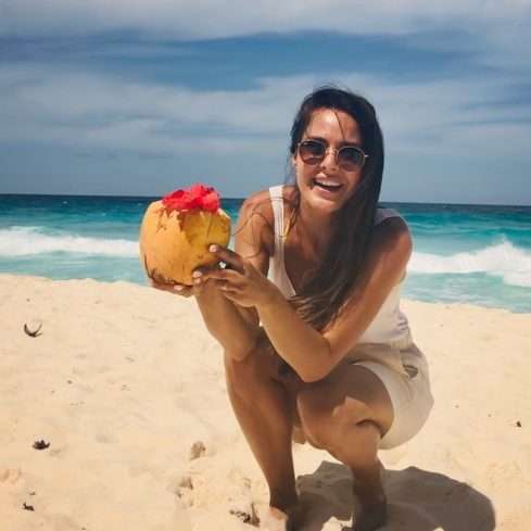 Dominika Býmová pózuje s kokosem