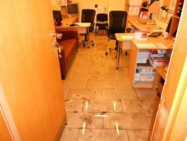 kanalizační voda v kancelářských prostorách