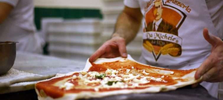 Pizza Margarita v podniku L'Antica Pizzeria da Michele