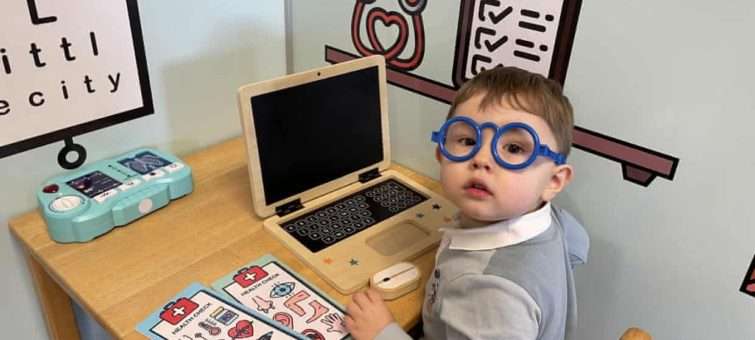 Tříletý chlapeček Teddy Hobbs počítá do stovky v šesti jazycích