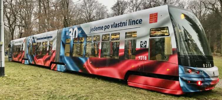 V Praze vyjela do ulic tramvaj v barvách trikolory, je na lince 18