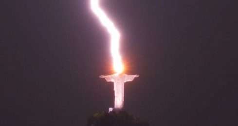 Socha Krista v Rio de Janieru. Zasáhl ji blesk