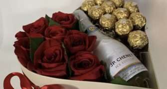 SOUTĚŽ: Vyhraje květiny k Valentýnu! Krabička s rudými holandskými růžemi, bonbóny a vínem