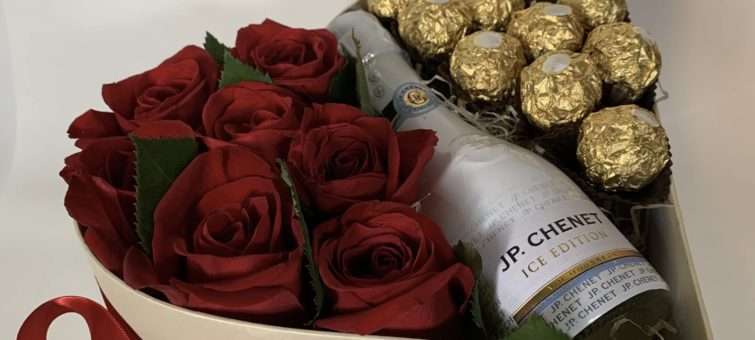 SOUTĚŽ: Vyhraje květiny k Valentýnu! Krabička s rudými holandskými růžemi, bonbóny a vínem