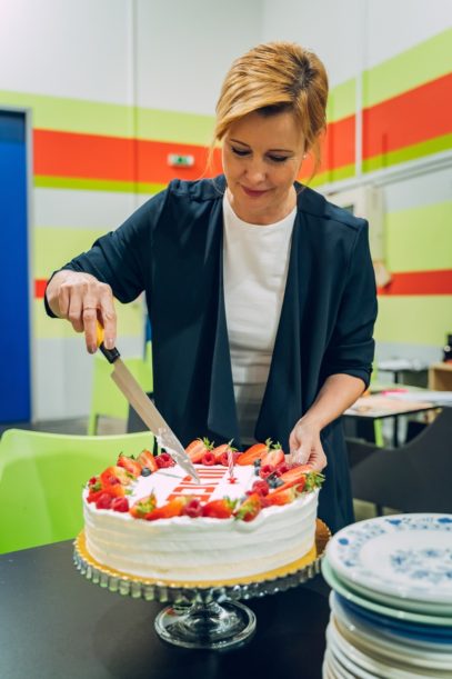Jitka Schneiderová krájí dort od Ulice